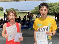 10kmの部で優勝の清水慎二さんと田中美香さん