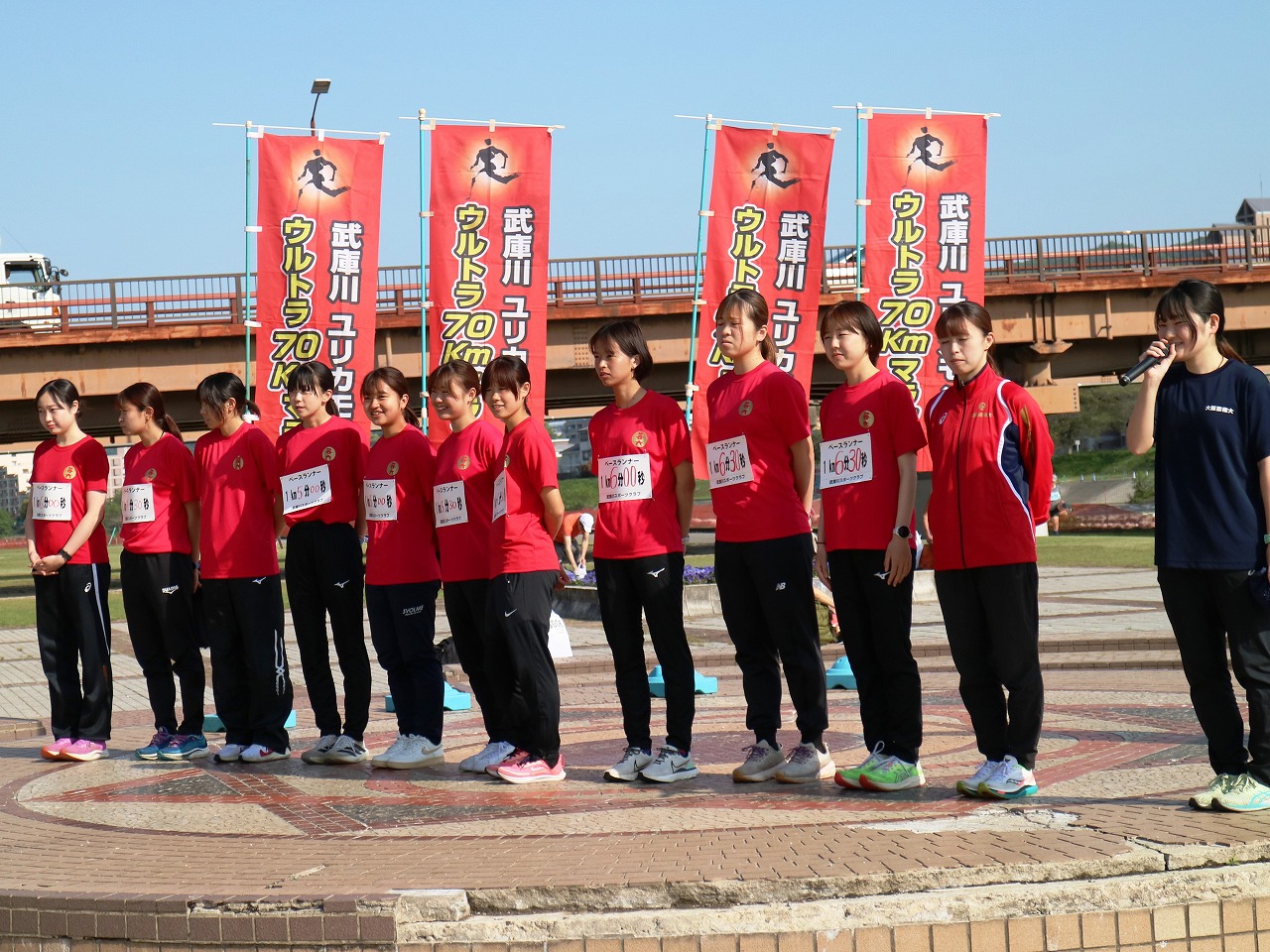 前半のペースランナーを務めた大阪芸大女子駅伝部の皆さん 前半のペースランナーを務めた大阪芸大女子駅伝部の皆さん