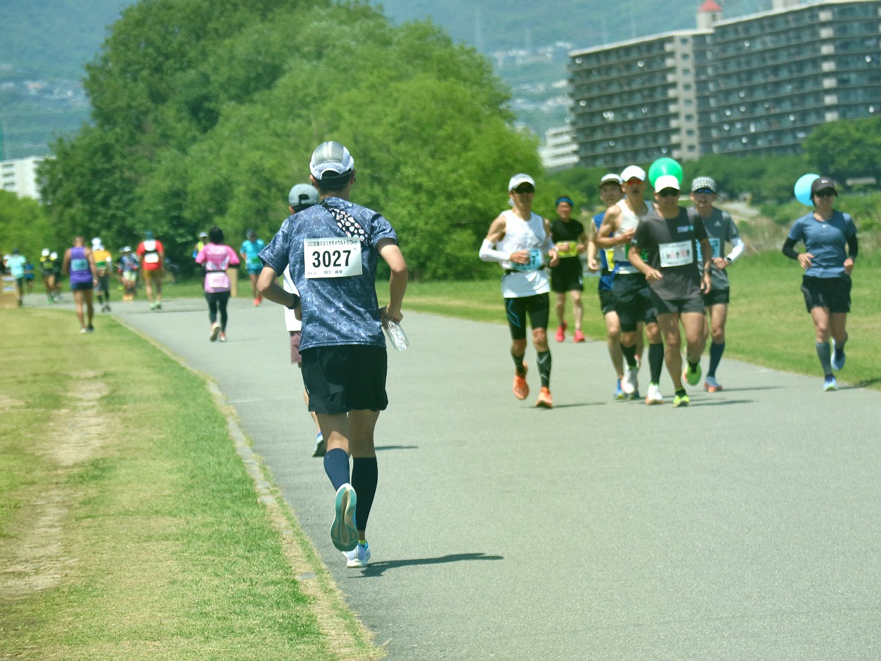 ペースメーカーに付いて走るランナーたち ペースメーカーに付いて走るランナーたち