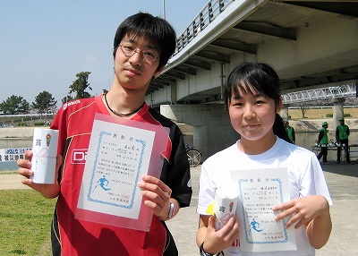 優勝の東田薫さんと藤崎麻理香さん