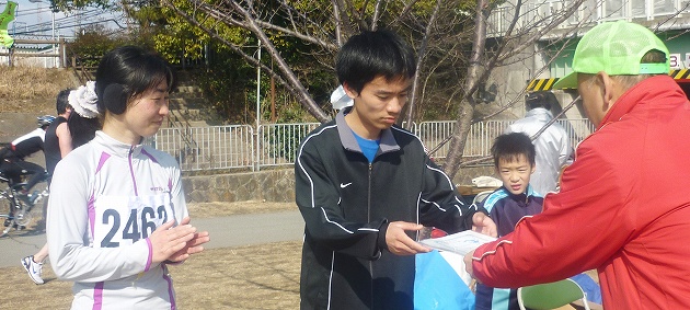 優勝の村上陽子さんと山口達也さん