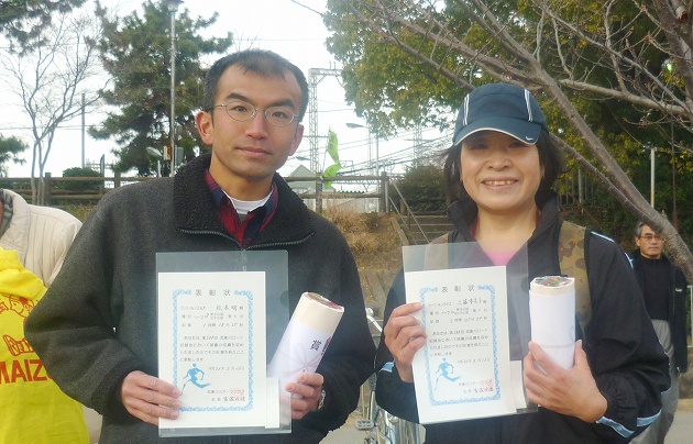 優勝の松本明さんと工藤季美子さん
