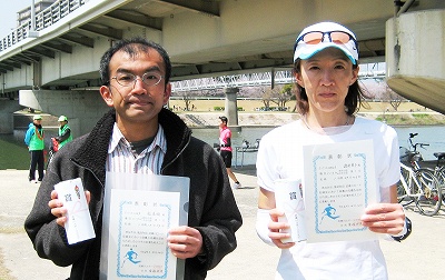 優勝の松本明さんと渡村恵子さん