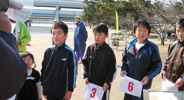 小学生1Kmランニングの表彰風景