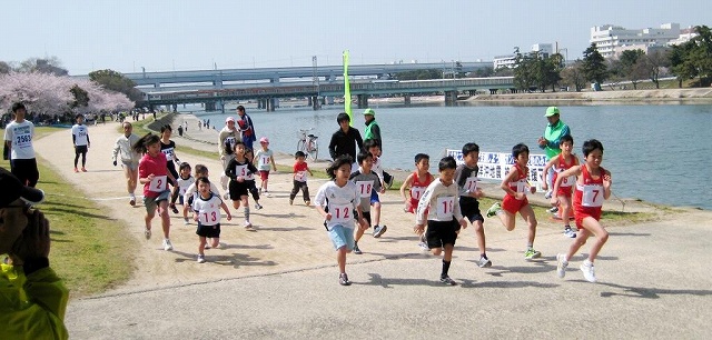 小学生1Kmランニングのスタート