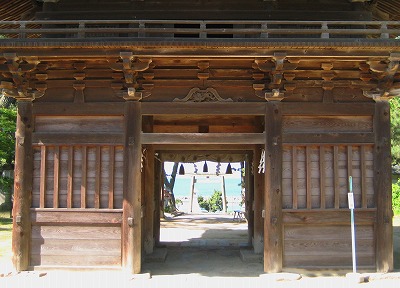神社の楼門から見える鳥居とその先の海